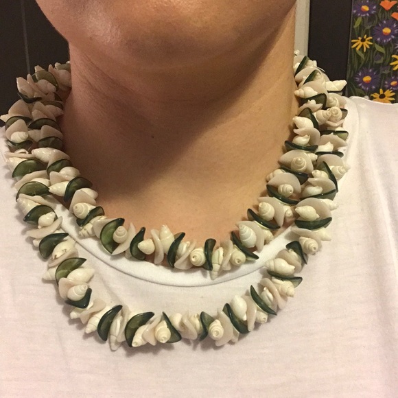 Banana Republic Shell Necklace - Picture 3 of 3
